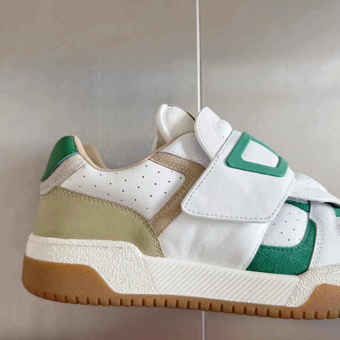 [Valentino] P: 880💰 Couple model, size: ▪️Size: Women's model 35-40 / Men's model 39-44 (45 customized) Valentino Valentino Couple model Joie de Jouer series Velcro Thick sole Bread shoes Couple model Casual sports shoes White shoes Original purchase and development Production Joie de Jouer series The style is simple but not out of style. The pure white base is paired with fresh green and soft beige, and the unique Velcro design highlights your personality. Every detail tells the fashion and quality. Wear it, take a confident step, and start the fashion journey. Exquisite packaging at the delivery counter🛍📦 ▪️Fabrics: Original custom imported first-layer cowhide ▪️Inner lining: Original custom-made soft sheepskin lining ▪️Outsole: Original open-molded anti-slip TPU material ▪️Sole thickness: 3.5CM
